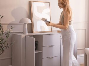 Miniaturka 5 - Aranżacja salonu Fenita z kaszmirową komodą i otwartą szafką