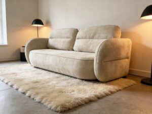 Miniaturka 4 - Aranżacja kolekcji Kendaro – beżowa sofa w salonie z jasnym dywanem