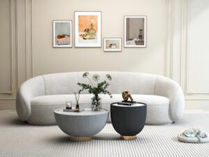 Miniaturka 3 - Aranżacja Virtus: biała sofa i dwa okrągłe stoliki ryflowane