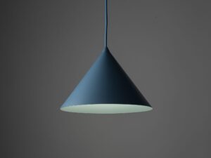 Miniaturka 14 - Aranżacja wnętrza z granatową lampą wiszącą Cono M