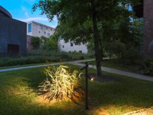Miniaturka 1 - Aranżacja ogrodowa z podwójną lampą Helia Slim Pole w kolorze czarnym