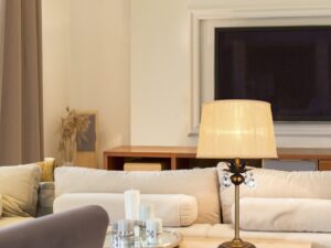 Miniaturka 1 - Aranżacja salonu z lampą stołową Savodia i kremowym abażurem