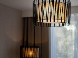 Miniaturka 1 - Aranżacja z lampą wiszącą Harmony Nature o trzech jutowych abażurach