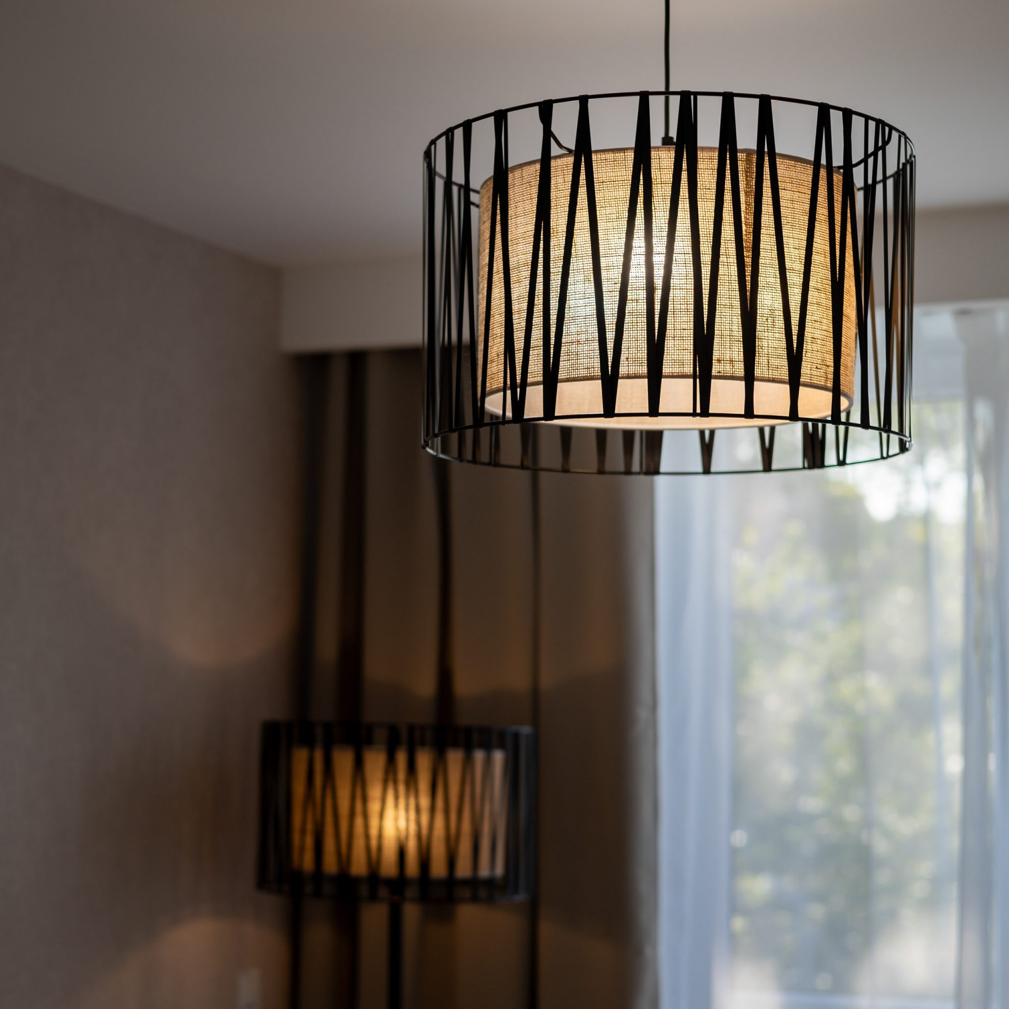 Aranżacja z lampą wiszącą Harmony Nature o trzech jutowych abażurach