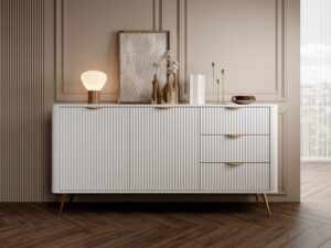 Miniaturka 5 - Komoda Nesaro biała z dwojgiem drzwi i trzema szufladami w salonie