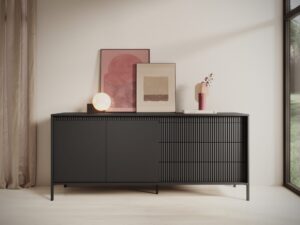 Miniaturka 3 - Kolekcja Ombrino czarna – szeroka komoda z drzwiami i szufladami przy oknie