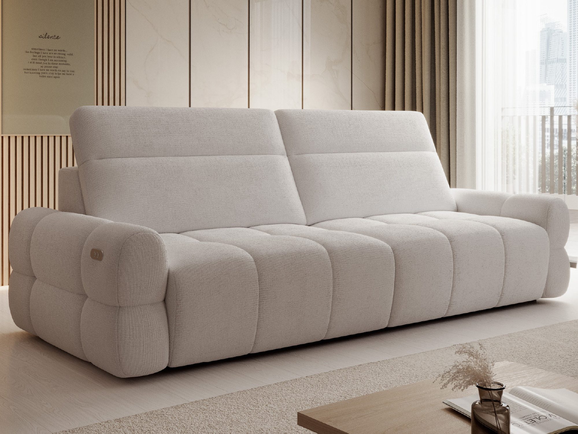 Sofa Marello z uniesionymi zagłówkami przy oknie w salonie