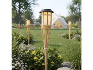Miniaturka 2 - Bambusowa lampka solarna ustawiona w rabacie ogrodowej