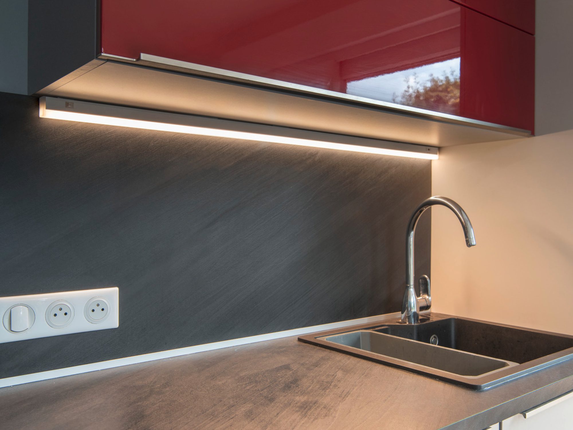 Batten 120 listwa LED zamontowana pod szafką kuchenną