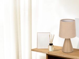Miniaturka 3 - Brązowa lampka Beladeta na drewnianej konsoli w jasnym wnętrzu