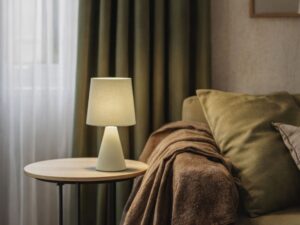 Miniaturka 4 - Lampka Beladeta szarozielona świecąca przy sofie