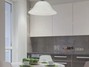 Miniaturka 3 - Lampa wisząca Beroveta chromowana z alabastrowym kloszem w aranżacji wnętrza