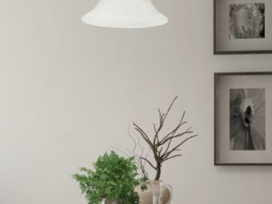 Miniaturka 5 - Lampa wisząca Beroveta z alabastrowym szkłem i złotym zawieszeniem w aranżacji