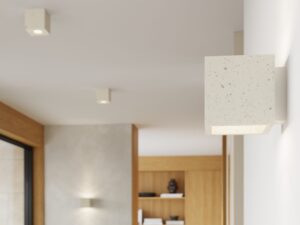 Miniaturka 9 - Betonowy kinkiet Solmira beżowy na ścianie w przedpokoju – zbliżenie