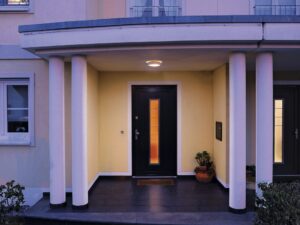 Miniaturka 3 - Biała lampa Bulan w zewnętrznej aranżacji architektonicznej