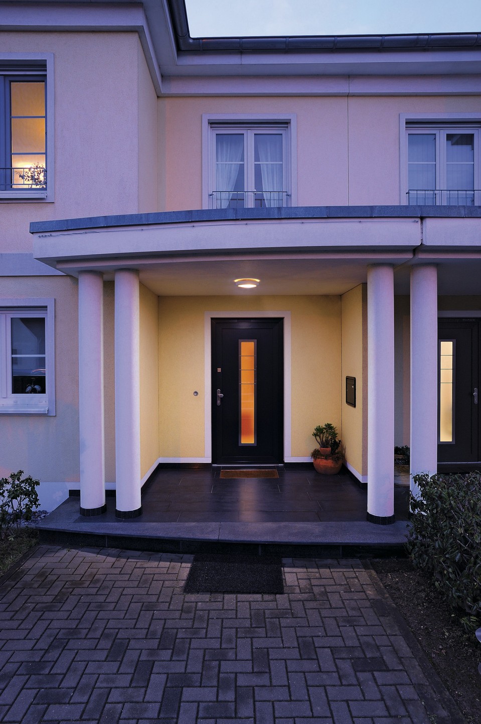 Biała lampa Bulan w zewnętrznej aranżacji architektonicznej