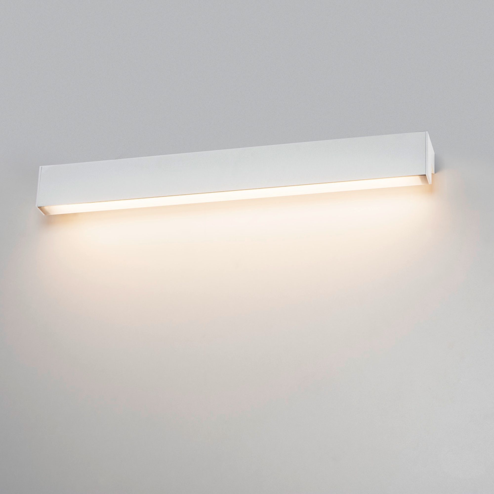 Biała lampa ścienno-sufitowa LED w aranżacji pomieszczenia