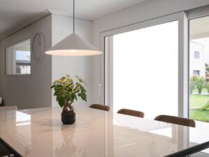 Miniaturka 1 - Biała lampa wisząca z szerokim kloszem nad stołem w jadalni