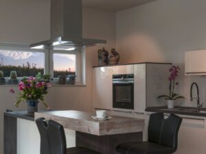 Miniaturka 5 - Biały system szynowy z trzema reflektorami w aranżacji pomieszczenia