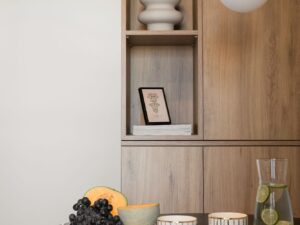 Miniaturka 3 - Aranżacja jadalni z biało-mosiężną lampą BORRA B nad stołem