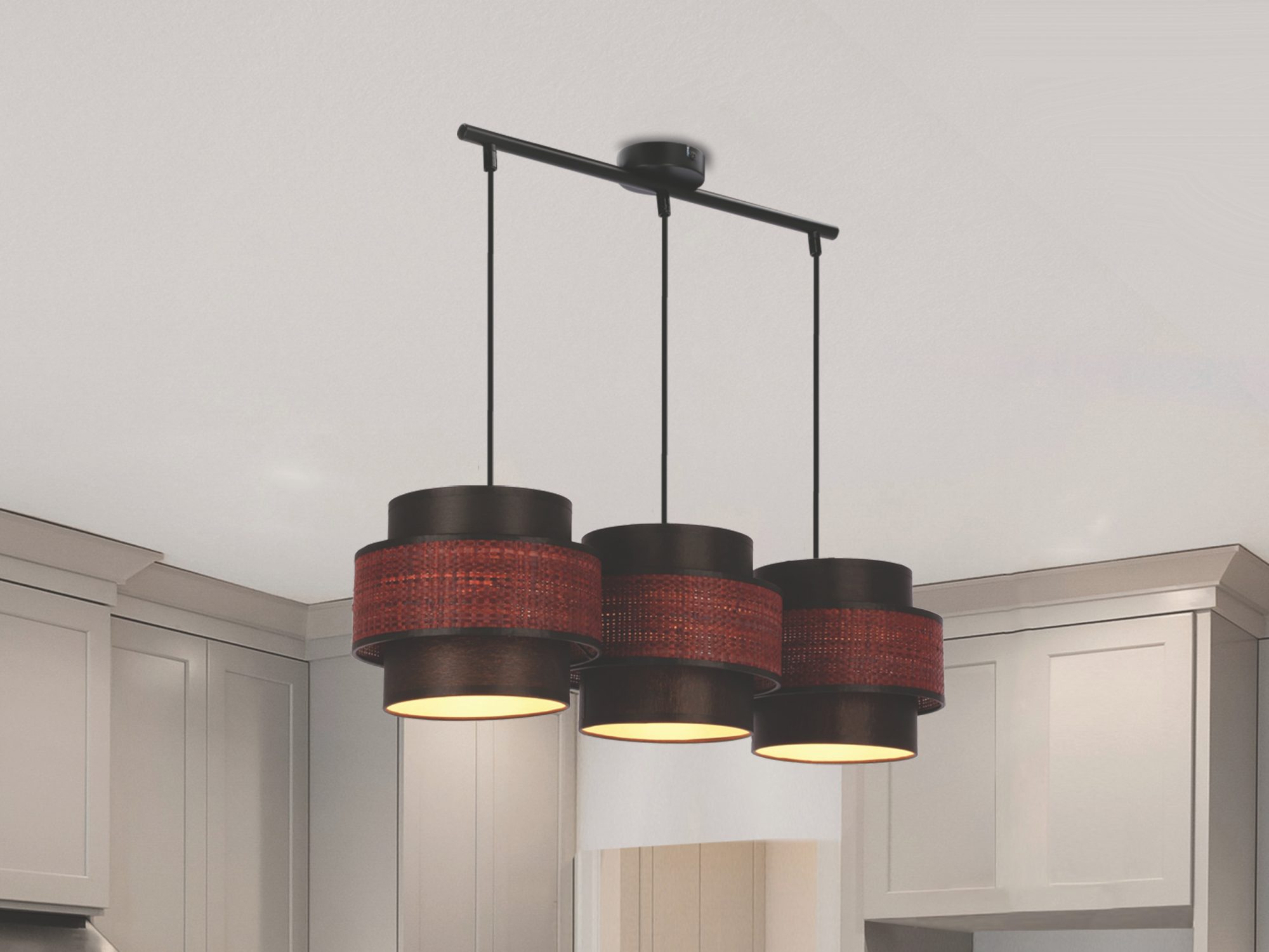 Lampa wisząca Camanira z bordowymi abażurami nad wyspą kuchenną