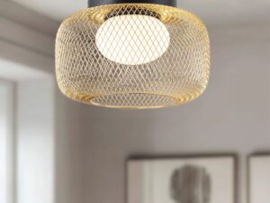 Miniaturka 1 - Lampa sufitowa Coretino ze złotym kloszem drucianym w aranżacji jadalni