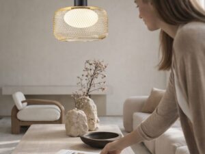 Miniaturka 2 - Lampa wisząca Coretino ze złotym drucianym kloszem i białym szklanym elementem w aranżacji
