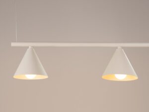 Miniaturka 113 - Czteropunktowy żyrandol Sorvella 122 cm beżowy – detal kloszy z włączonym światłem