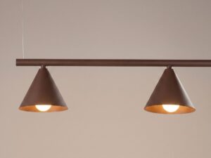 Miniaturka 64 - Czteropunktowy żyrandol Sorvella 122 cm brązowy – detal kloszy z włączonym światłem