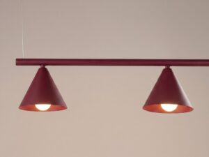 Miniaturka 108 - Czteropunktowy żyrandol Sorvella 122 cm burgund – detal kloszy z włączonym światłem