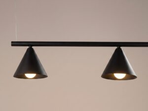 Miniaturka 47 - Czteropunktowy żyrandol Sorvella 122 cm czarny – detal kloszy z włączonym światłem