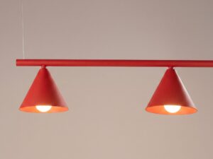 Miniaturka 72 - Czteropunktowy żyrandol Sorvella 122 cm czerwony – detal kloszy z włączonym światłem
