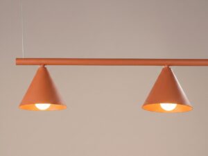 Miniaturka 31 - Czteropunktowy żyrandol Sorvella 122 cm ochra czerwona – detal kloszy z włączonym światłem