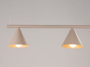 Miniaturka 9 - Czteropunktowy żyrandol Sorvella 122 cm taupe – detal kloszy z włączonym światłem