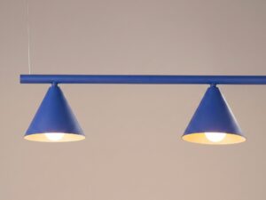 Miniaturka 103 - Czteropunktowy żyrandol Sorvella 122 cm ultramaryna – detal kloszy z włączonym światłem