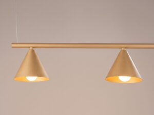 Miniaturka 39 - Czteropunktowy żyrandol Sorvella 122 cm złoty – detal kloszy z włączonym światłem