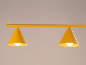 Miniaturka 80 - Czteropunktowy żyrandol Sorvella 122 cm żółty – detal kloszy z włączonym światłem