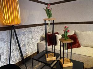 Miniaturka 4 - Dekoracje z menzurką Arbello z tulipanami obok sofy w salonie