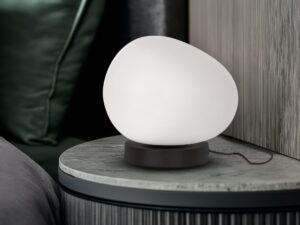Miniaturka 1 - Lampa stołowa Delado na stoliku przy sofie – aranżacja