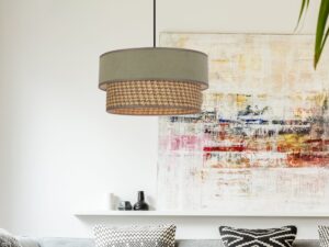 Miniaturka 1 - Lampa Delotena nad szarą sofą w aranżacji nowoczesnego salonu