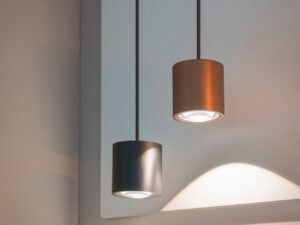 Miniaturka 1 - Dwie lampy cylindryczne podkreślające światłem jasną ścianę