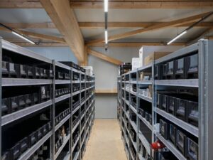 Miniaturka 2 - Easylight MB w aranżacji – ciąg oświetleniowy nad regałami magazynu