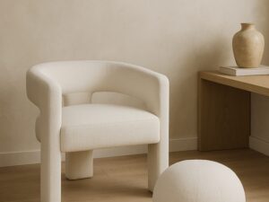 Miniaturka 4 - Białe krzesło Edinburgh z okrągłym podnóżkiem w jasnym salonie