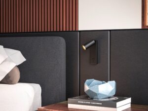 Miniaturka 2 - Czarny kinkiet Enola 2.0 S z USB-C przy łóżku, aranżacja sypialni