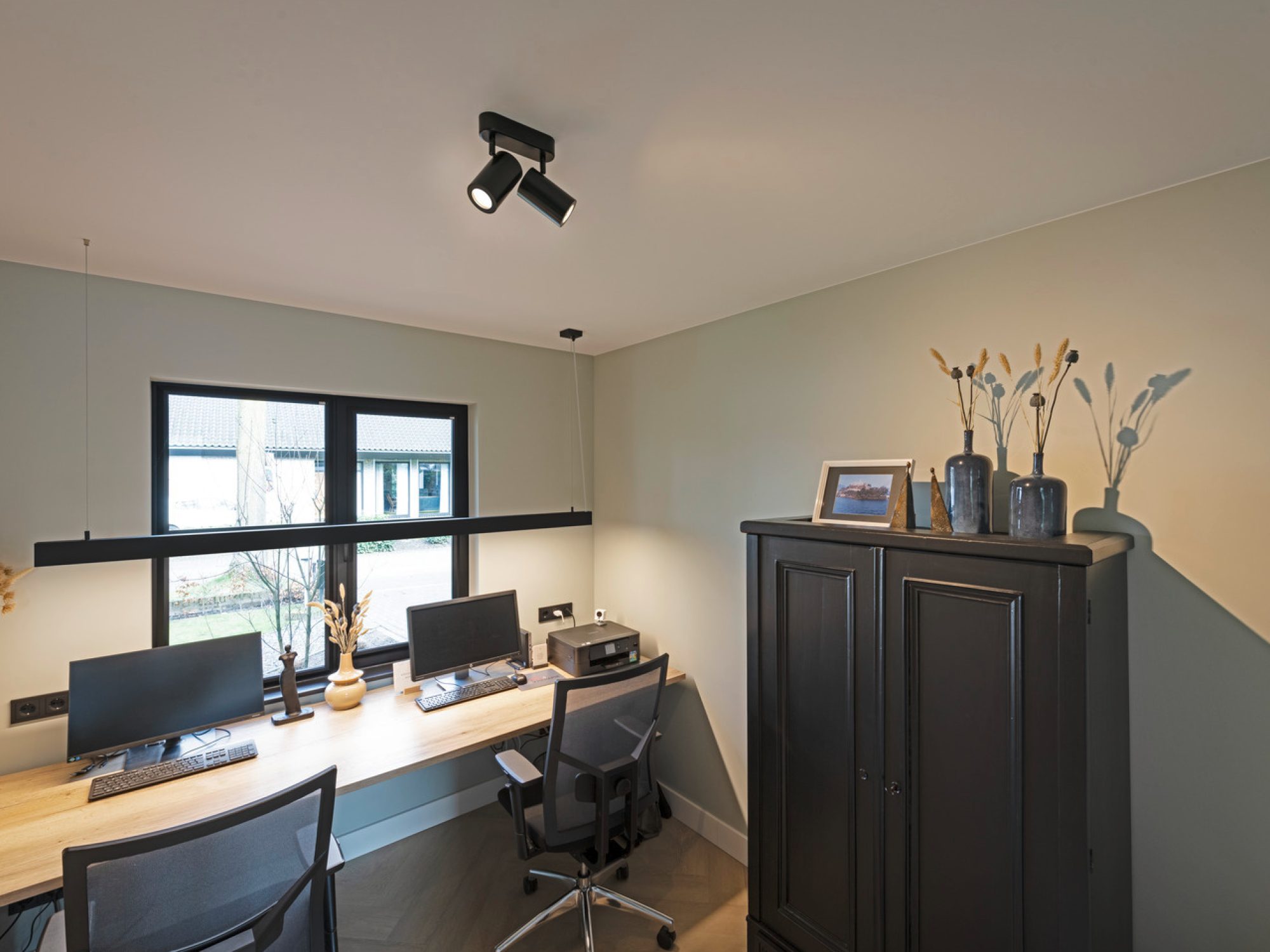 Lampa Enola-B czarna – aranżacja nad biurkiem
