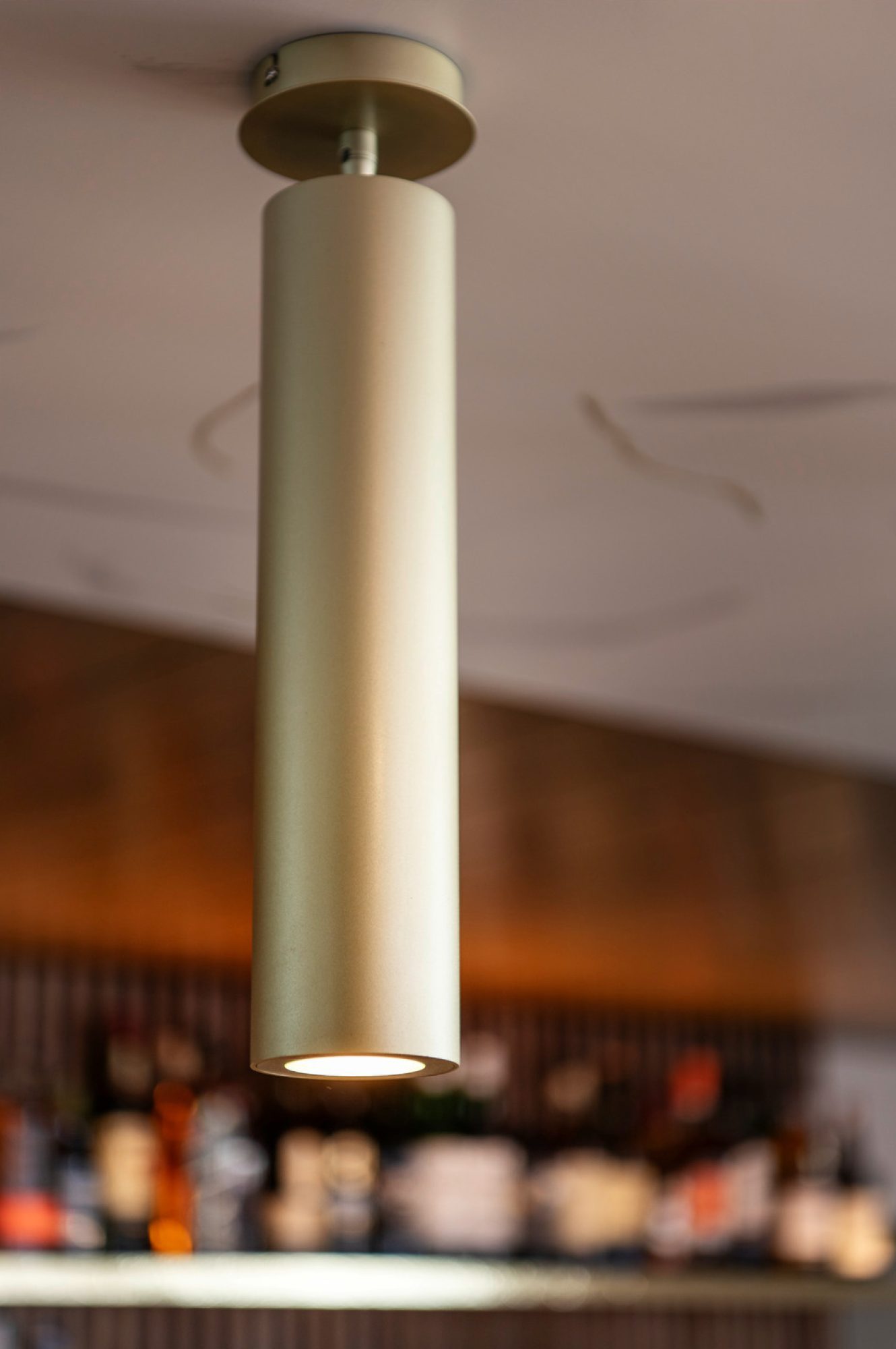 Mosiężna lampa wisząca Enola-B PD-1 w aranżacji