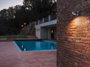 Miniaturka 2 - Kinkiet Eskina Spot Sensor LED na ceglanej elewacji
