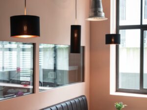 Miniaturka 3 - Lampy wiszące na systemie szynowym Eutrac nad stolikami