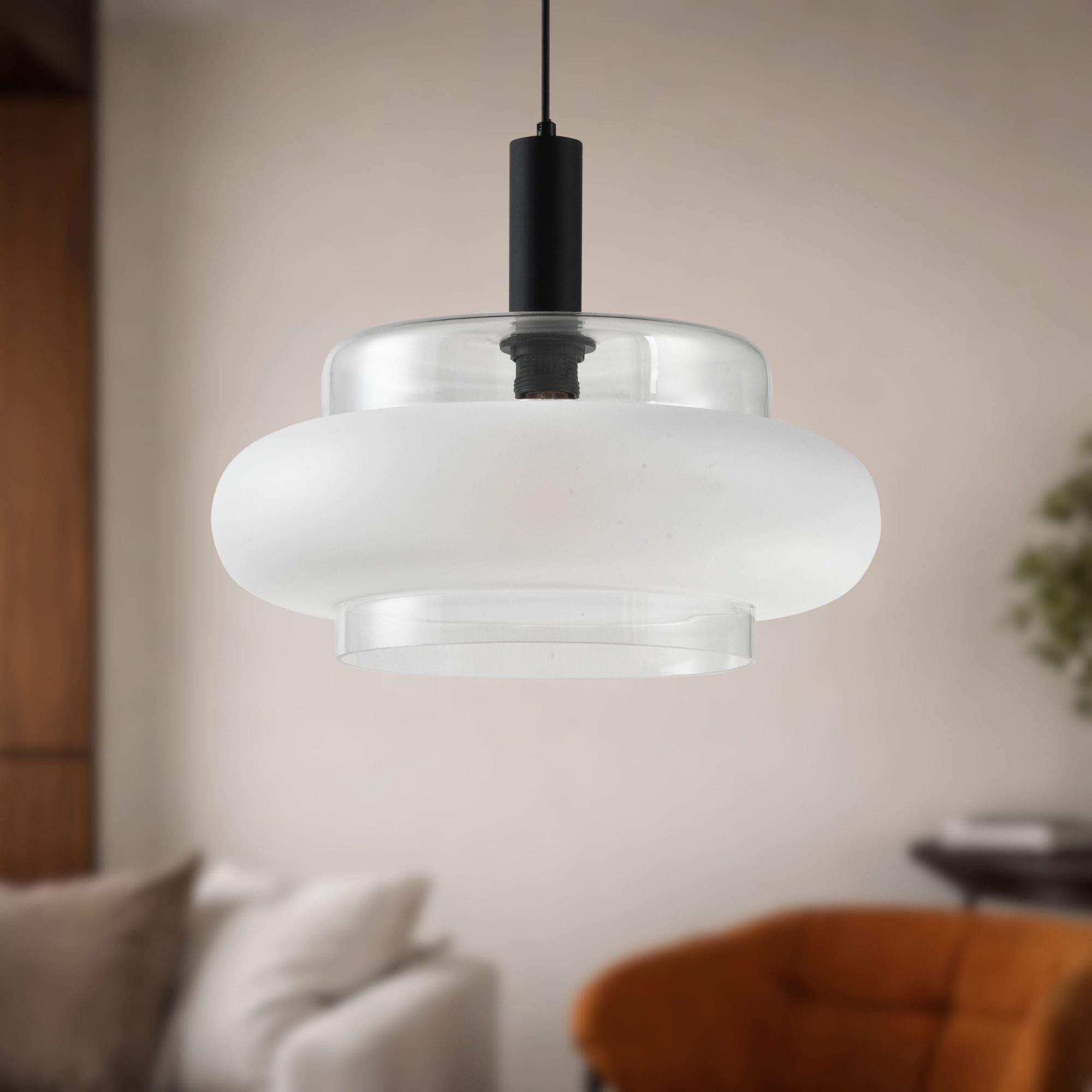 Lampa Evodino z białym kloszem w salonie, zbliżenie przy wyłączonym świetle