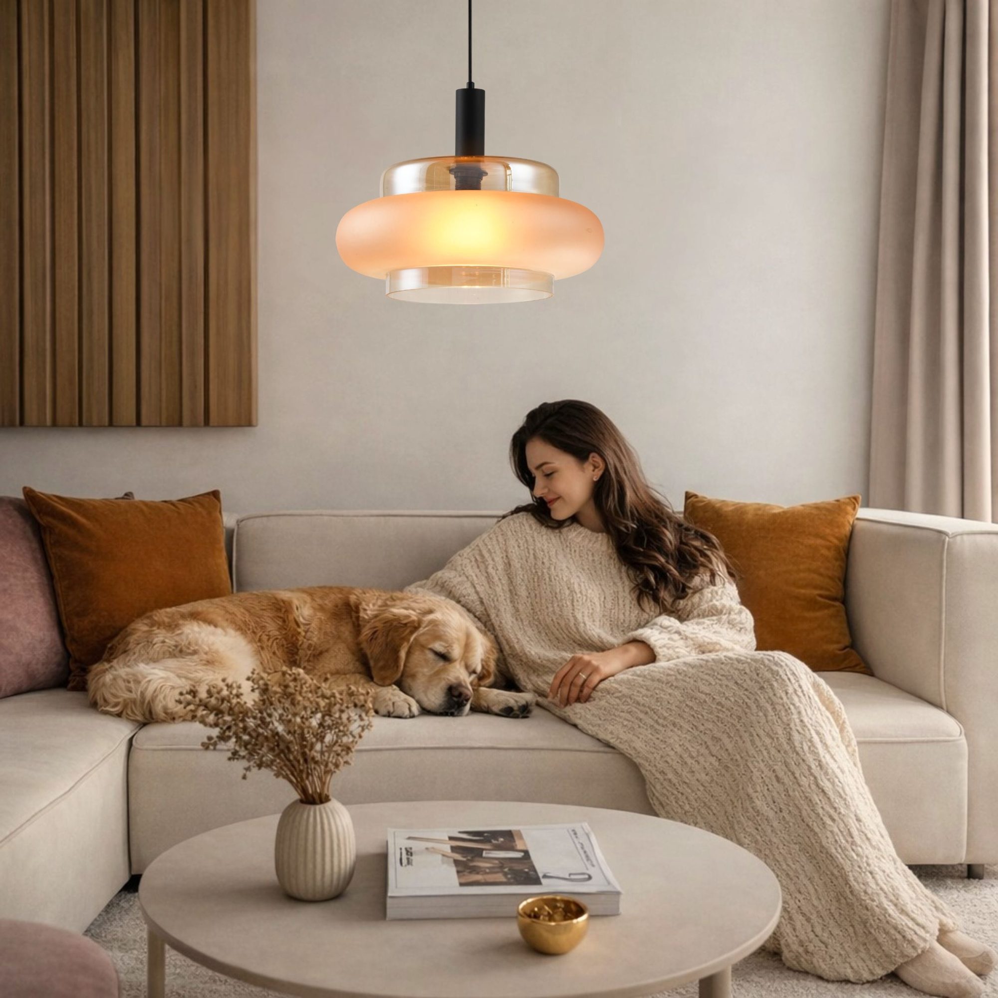 Bursztynowa lampa Evodino świecąca w salonie nad sofą
